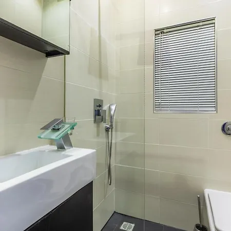 Modern Three Bedroom In アパート