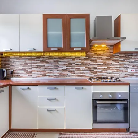 Modern Three Bedroom In * ムサイダ