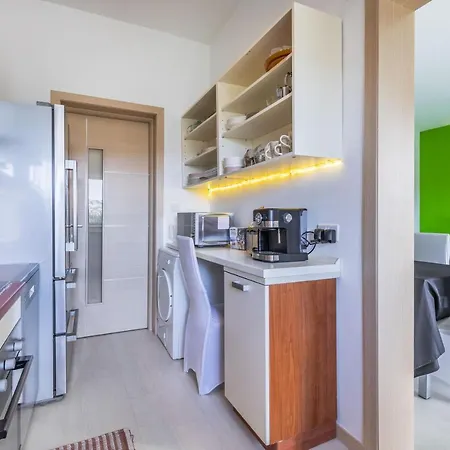 Modern Three Bedroom In Lägenhet